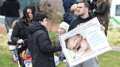 Los partidarios reaccionan ante el anuncio de que el tribunal europeo de derechos humanos se negó a intervenir en el caso del niño británico Alfie Evans. AFP