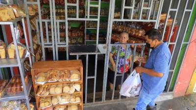 El negocio es popular entre los vecinos de la Valle de Sula y conductores, que se detienen a comprar en el negocio ubicado en la 27 calle. Fotos: Melvin Cubas.