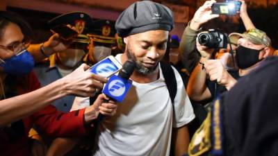 Ronaldinho al momento de llegar al hotel en Asunción, donde esperaban muchos periodistas. Foto AFP