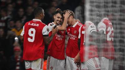Jugadores del Arsenal celebrando uno de los tres goles en la victoria de este día.
