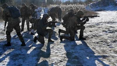 Soldados ucranianos de la Reserva toman parte en ejercicios militares cerca de la ciudad capital de Kiev.