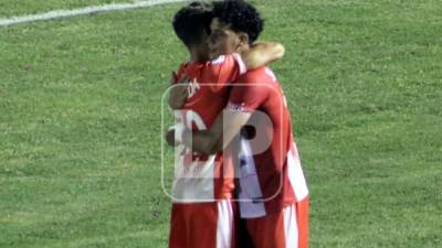 Ángel Tejeda celebrando su gol con Guillermo Chavasco. Foto Edgar Witty