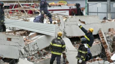 Bomberos de Sao Paulo trabajaron ayer varias horas para buscar sobrevivientes.