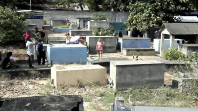 Vecinos lamentaron el asesinato de la mujer que quedó con un bloque de cemento en su cara y estaba al lado de una tumba.