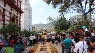 Las calles de diferentes ciudades del país se engalan con las composiciones multicolores. Santa Rosa de Copán cumple con esta tradición.