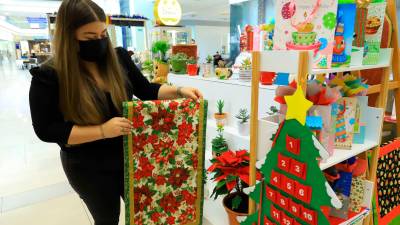 ventas. Los sampedranos ofrecen sus productos en pasillos de centros comerciales. Kimberly López hizo su propia marca de velas aromáticas. fotos melvin cubas