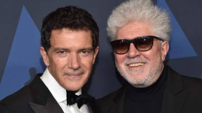 Antonio Banderas y Pedro Almodóvar. Foto: AFP