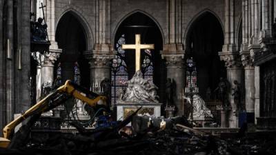 A un mes del incendio en la icónica catedral de Notre Dame, París (Francia), las autoridades de la ciudad divulgaron este miércoles las primeras imágenes del interior del edificio que muestran la devastación causada por el fuego.