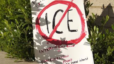 La ICE ha sido demandada por evitar contacto de inmigrantes con sus abogados.