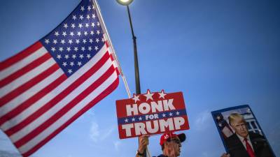 Los partidarios del expresidente de los Estados Unidos, Donald Trump, se paran frente al Mar-a-Lago Club, donde Trump hará un anuncio en Palm Beach, Florida.