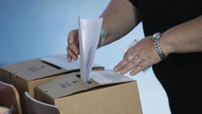 Una mujer vota en las elecciones de Costa Rica en San José, en una fotografía de archivo. EFE.