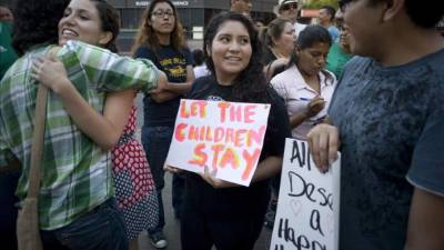 Un grupo de peronas participa en una vigilia para apoyar a los niños centroamericanos indocumentados que fueron trasladados a California para ser procesados tras ser detenidos recientemente en Texas. EFE