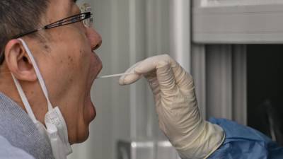 Aunque esta enfermedad no se conoce el todo, los datos sugieren que puede estar relacionada con la inflamación o la remodelación de las vías respiratorias pequeñas.