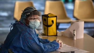 Una enfermera lleva mascarilla y careta contra la propagación del nuevo coronavirus en el Instituto Hondureño de Seguridad en Tegucigalpa.