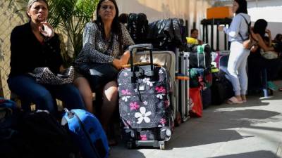 Entre 400,000 y 500,000 venezolanos han abandonado el país en los dos últimos años. Han salido vía terrestre o aérea. / AFP PHOTO / Federico PARRA
