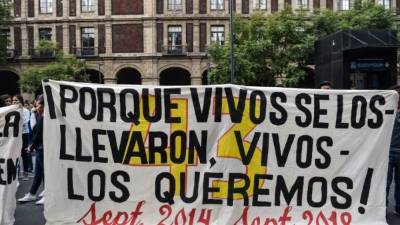 Familiares de los 43 estudiantes desaparecidos hace cuatro años en Guerrero protestan contra el Gobierno en Ciudad de México./AFP.