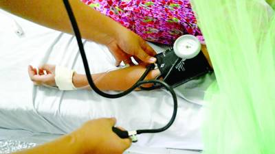 <b>Una niña es internada por dengue en un hospital de la capital. Foto: LA Prensa y Cortesía.</b>