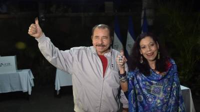 El mandatario nicaragüense y su esposa fueron los últimos en votar. Foto: AFP/Rodrigo Arangua
