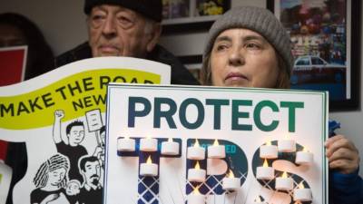 Inmigrantes salvadoreños protestaron tras la eliminación del TPS.