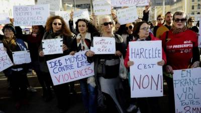 Cientos de mujeres francesas salen a las calles a recriminar los constantes acosos a los que son objeto.