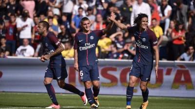 Paris (France), 05/08/2017.- Paris Saint Germain's Edinson Cavani (R) reacts with Paris Saint Germain's Dani Alves and Paris Saint Germain's Marco Verratti during the French Ligue 1 soccer match between Paris Saint-Germain (PSG) and Amiens SC at the Parc des Princes stadium in Paris, France, 05 August 2017. (Francia) EFE/EPA/CHRISTOPHE PETIT TESSON