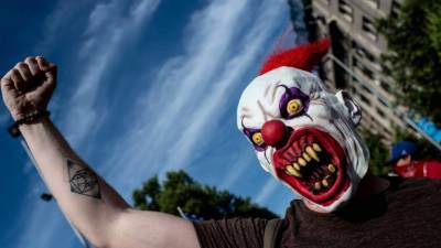 La marcha también llamó a disfrazarse de alienígenas como una mofa hacia Cecilia Morel, la esposa de Piñera. AFP