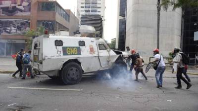 El joven afectado quedó gravemente herido tras ser atropellado por una tanqueta militar. AFP.