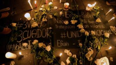 Quito rindió tributo con velas y carteles en honor a los miembros del equipo periodístico asesinados. Foto AFP