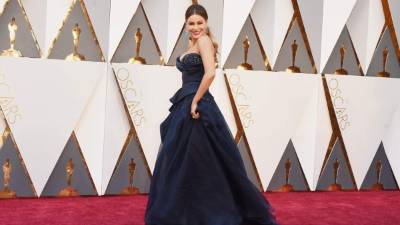 La colombiana Sofía Vergara en un traje de Marchesa color azul.