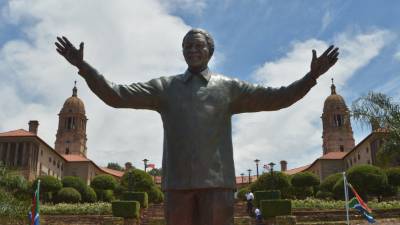 La escultura está frente a la sede del Gobierno.
