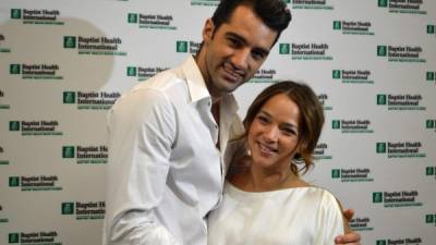 La actriz y presentadora de televisión puertorriqueña Adamari López y su pareja el bailarín y coreógrafo español Toni Costa posan durante una conferencia de prensa celebrada hoy en el Hospital Baptist de Miami, Florida. EFE