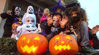 Las calabazas, disfraces y telas de araña son parte de la fiesta de Halloween.