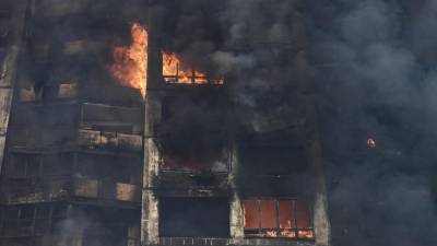 Los bomberos extinguen un incendio en un edificio de apartamentos en Kiev el 15 de marzo de 2022, luego de que los ataques en áreas residenciales mataran al menos a dos personas, dijeron los servicios de emergencia de Ucrania mientras las tropas rusas intensificaban sus ataques contra la capital ucraniana.