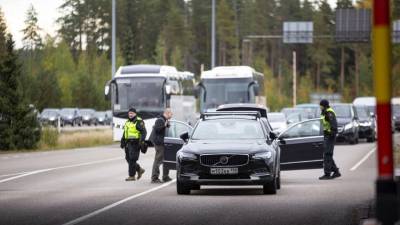 Un carro procedente de Rusia es inspeccionado por policía finlandeses.