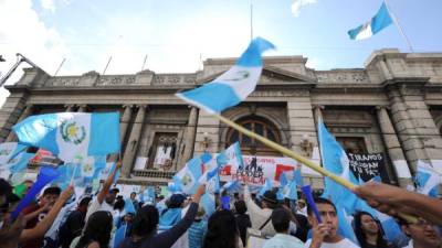Los guatemaltecos se volcaron a las calles para exigir de nueva cuenta la dimisión de Pérez Molina, acusado de corrupción. Foto: AFP