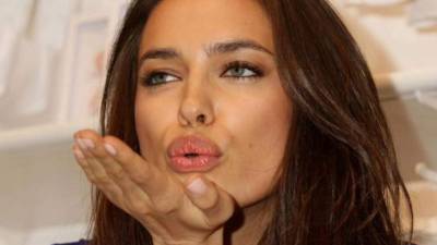 La modelo rusa confirmó con la foto que sigue de romance con Bradley Cooper.