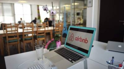 Airbnb anunció que prohibirá la organización de fiestas o eventos en casas ofrecidas en su sitio y que limitará la capacidad a un máximo de 16 personas./AFP.