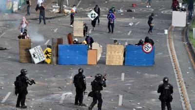 La Defensoría del Pueblo reportó 19 muertos y más de 800 heridos tras cinco días de protestas contra el polémico proyecto de reforma tributaria. Foto: AFP