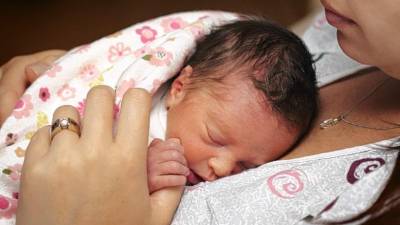madres sostienen a su recién nacido en el pecho para tener un contacto de piel a piel.