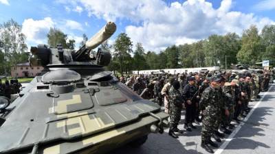 Decenas de hombres se unen a diario a las fuerzas leales a Kiev para combartir contra los separatistas.