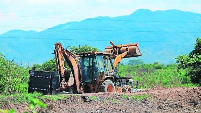 Maquinaria del Fondo Hondureño de Inversión Social sigue con la limpieza de canales en los bordos de La Lima, Cortés.