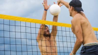 Al jugar vóleibol de playa debe hacer un calentamiento antes así evitará sufrir de dolor de hombros.