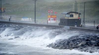 EPA415. CONDADO DE CLARE (IRLANDA), 16/10/2017.- Fuerte oleaje en la costa del Condado de Clare, Irlanda hoy, 16 de octubre de 2017. La isla de Irlanda aguarda hoy en un estado de máxima alerta la llegada del huracán Ofelia, procedente de las Azores, que se espera que azote con lluvia y fuertes vientos ese territorio antes de desplazarse al norte y el oeste de Inglaterra. EFE/ Aidan Crawley