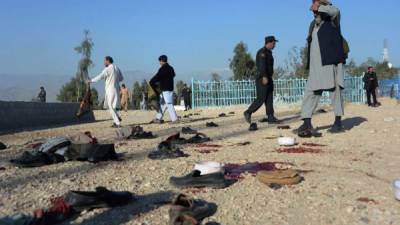 Fotos del ataque difundidas muestran las prendas de vestir de las víctimas esparcida por el suelo sobre charcos de sangre.