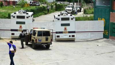Vehículos de las fuerzas de seguridad bloquean el acceso a la cárcel de Ramo Verde, en donde guarda prisión Lepoldo López, uno de los principales líderes opositores el gobierno venezolano.