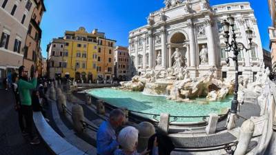 Los 60 millones de italianos obligados a un largo e inédito aislamiento cuentan con un verdadero manual para la vida diaria en el que se recomienda abandonar la vida social, pero sí se permite correr en solitario o sacar a pasear al perro.El Primer ministro italiano Giuseppe Conte anunció el cierre de todos los comercios del país, excepto los de los sectores de alimentación y salud.