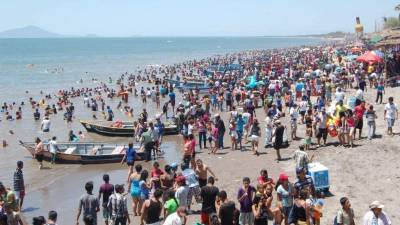 Muchas personas se van a los centros turísticos, otras a sus pueblos, adonde participan en las actividades religiosas.