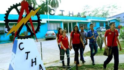 Los jóvenes son felicitados por profesores y compañeros tras obtener el triunfo. Fotos: Amílcar Izaguirre