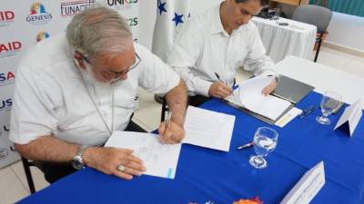 Momento en el que monseñor firma el acuerdo entre Génesis y Unidos por la Vida.