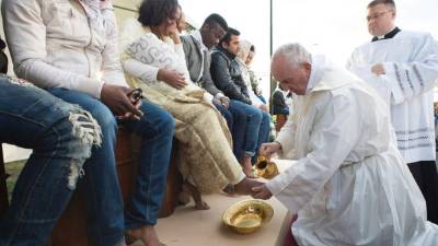 El gesto del pontífice conmovió hasta las lágrimas a los participantes de la ceremonia.